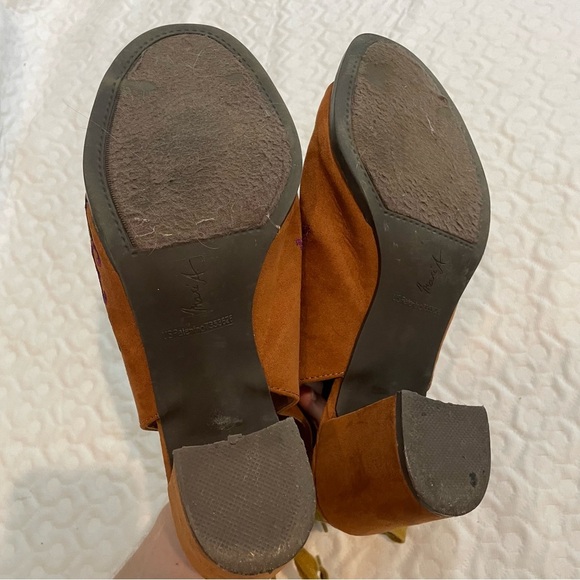 Mari A. ‘Alicia’ Embroidered Floral Heel Women’s Size 10M Faux Suade Fall - Picture 8 of 8